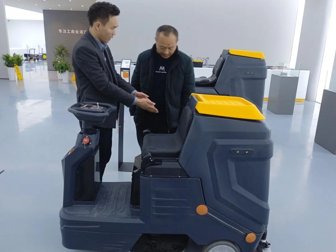 橙犀全自動洗地機(jī)